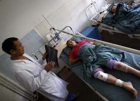 Kyrgyzská žena zraněná během nepokojů.